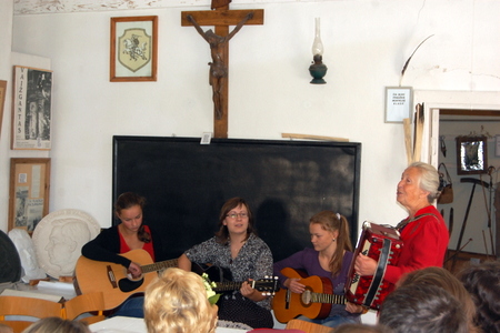 “Deimančiukų“ himnu renginį pradėjo ( iš kairės) Vaida Šukytė, Simona Bagdonaitė, Greta Šinkūnaitė ir Ona Jėckienė.